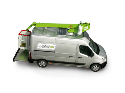 Seitenansicht eines Vans mit Arbeitsbühne in Transportstellung auf weißem Hintergrund.