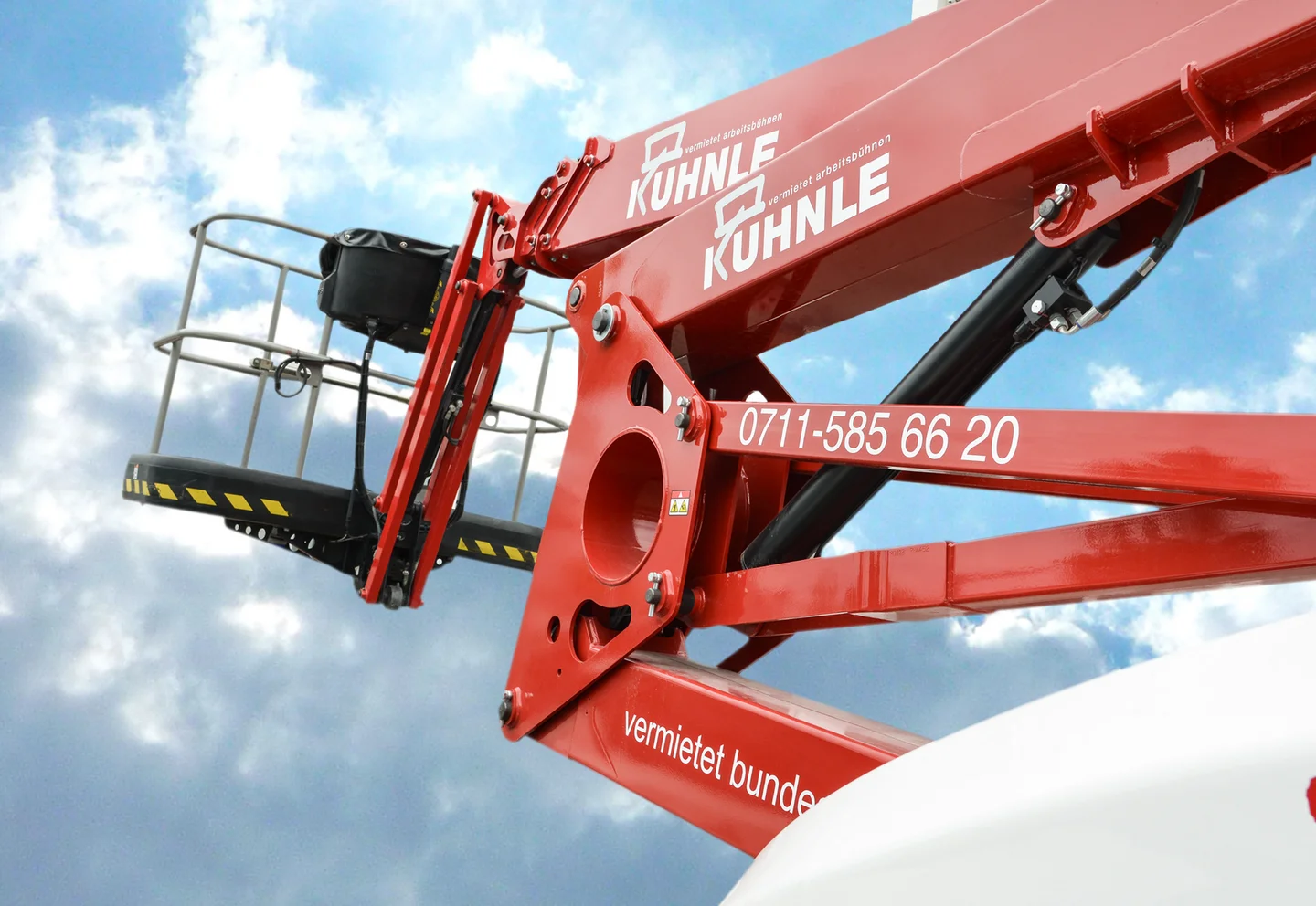 Gelenk Arbeitsbühne vor blauem Wolkenhimmel.