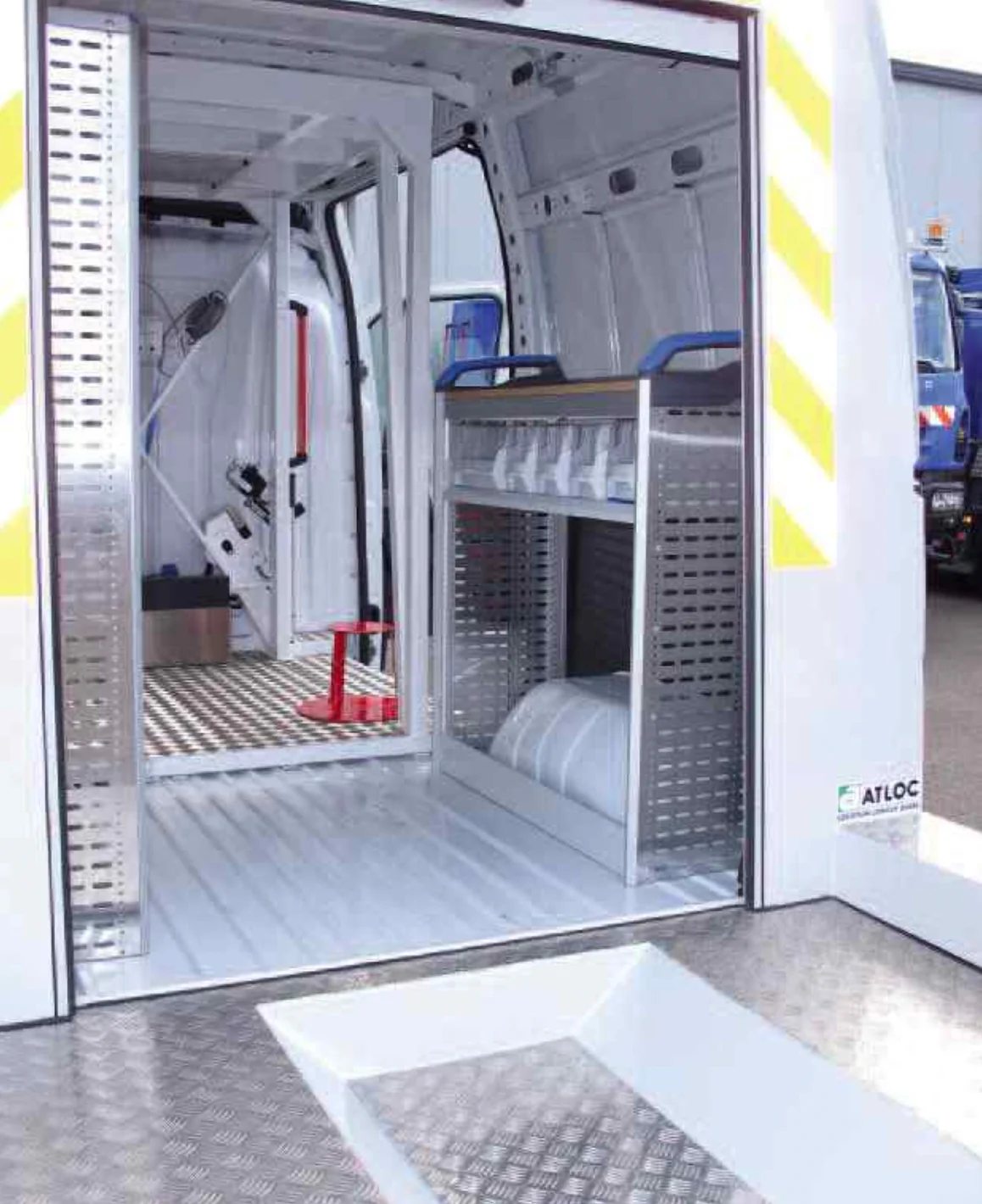 Einsicht in einen Arbeitsbühnen-Fahrzeug von innen.