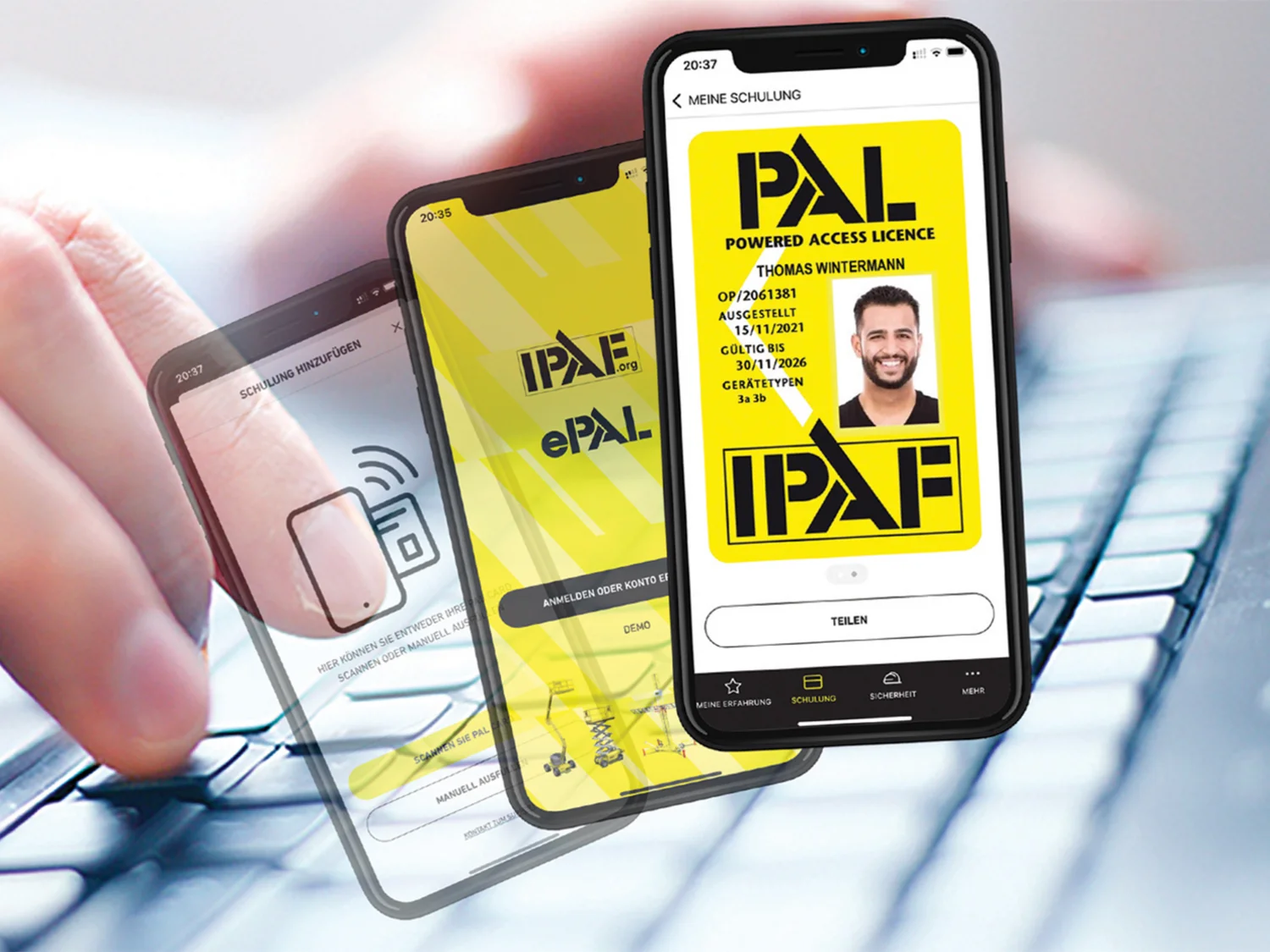Hände tippen auf Tastatur; im Vordergrund drei Handys, darauf IPAF App