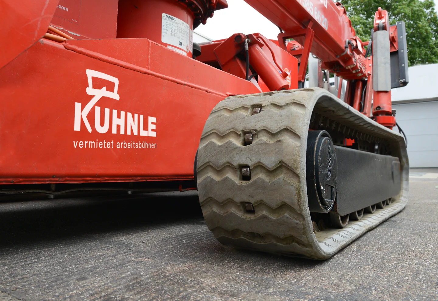 Reifen Arbeitsbühne, Kuhnle Logo auf Fahrzeug.