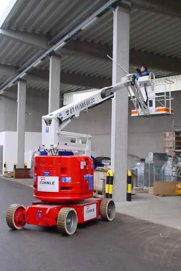 Arbeitsbühne vor Lagerüberdachung mit hohen Säulen.